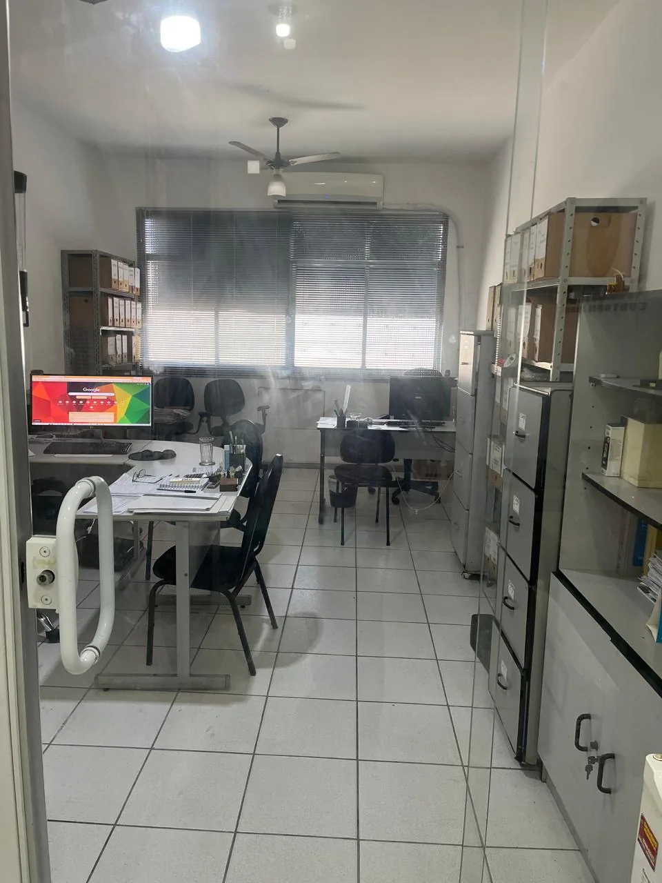 Sala de trabalho da Ramonvox Contabilidade vista pela porta de vidro